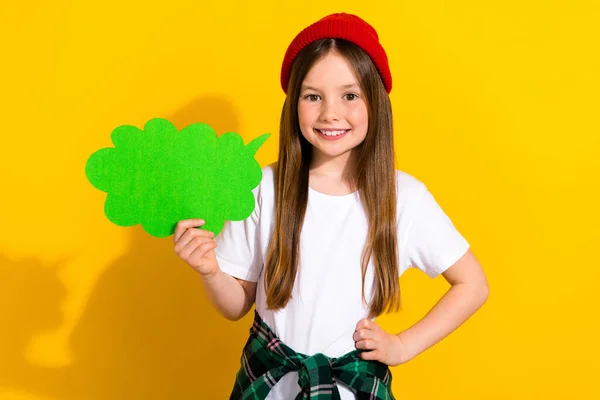Foto Porträt Von Charmanten Kleinen Mädchen Halten Grüne Papierwolke Sprechen — Stockfoto