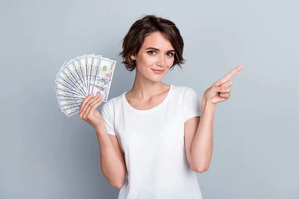 Foto Senhora Bonita Confiante Usar Shirt Branca Mostrando Crescente Dinheiro — Fotografia de Stock