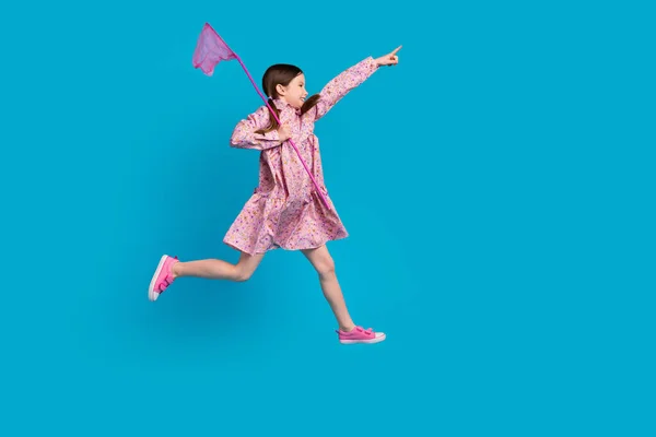 Полная Длина Фото Сумасшедшей Фанки Маленькая Девочка Прыжок Ребенка Показывают — стоковое фото