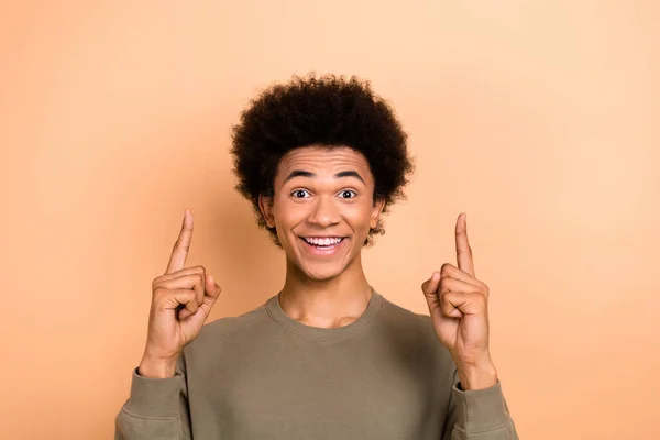 Photo Positive Impressed Guy Afro Hairdo Wear Khaki Shirt Impressed — Stock Photo, Image