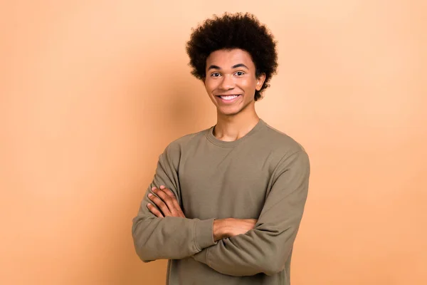 Foto Optimista Satisfecho Buen Humor Chico Con Afro Peinado Desgaste — Foto de Stock