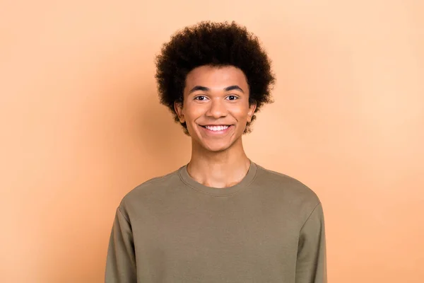 Retrato Dentadura Radiante Satisfecho Divertido Joven Con Afro Peinado Desgaste —  Fotos de Stock