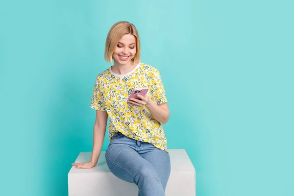 Photo Funky Cute Girl Dressed Yellow Print Shirt Chatting Instagram — Stock Photo, Image