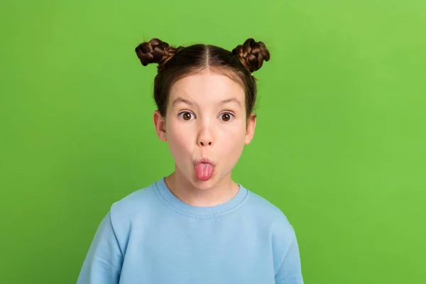 Kahverengi Çörekli Komik Küçük Kızın Portresi Yeşil Arka Planda Izole — Stok fotoğraf