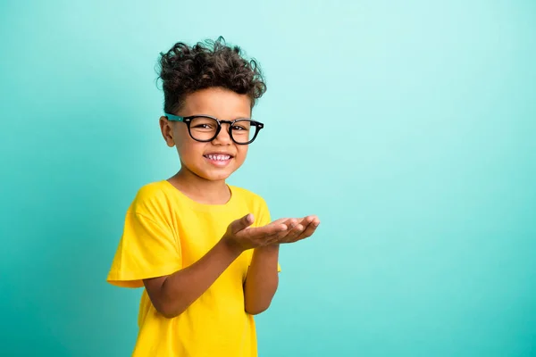 Kahverengi Saçlı Küçük Bir Çocuğun Portresi Gözlüklü Şık Tişörtler Giyer — Stok fotoğraf