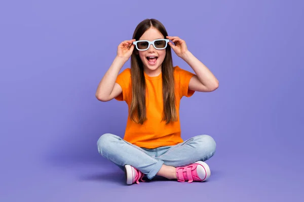 クレイジー笑う女子高生のフルサイズのボディ写真 オレンジ色のシャツジーンズ3Dゴーグル週末の映画ウォッチ バイオレット色の背景で隔離 — ストック写真