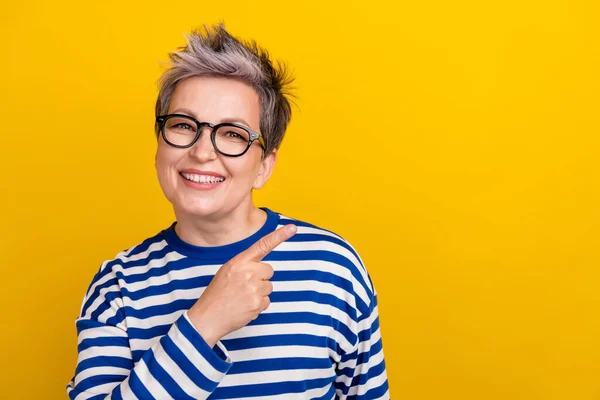 歯磨き笑顔の中年女性の写真 スタイリッシュなシャツビジネスリーダーショー 指モックアップ彼女の給料を黄色の背景に隔離 — ストック写真