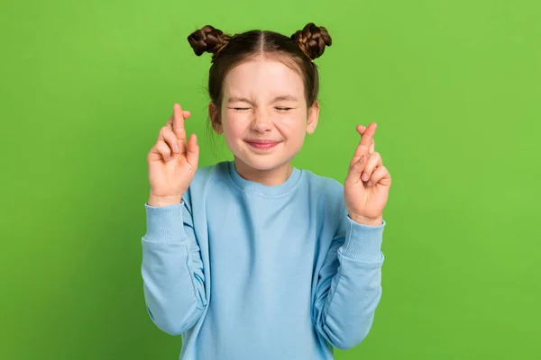 Retrato Engraçado Otimista Menina Pequena Com Cabelos Castanhos Desgaste Azul — Fotografia de Stock