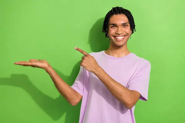 Photo Cheerful Positive Man Dressed Purple Shirt Holding Arm Pointing — Stock Photo, Image
