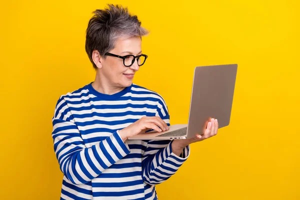 Photo Concentrated Programmer Pensioner Attractive Woman Try Teach Her Students — Stock Photo, Image