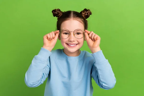 おかしな小さな少女の肖像画は眼鏡を試してみます 眼鏡検査 隔離された緑色の背景 — ストック写真