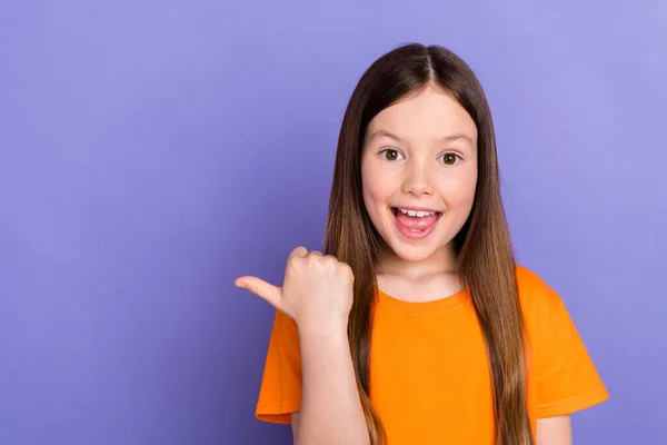 Retrato Linda Niña Preescolar Desgaste Camiseta Naranja Divertirse Directa Dedo —  Fotos de Stock