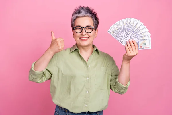 Foto Van Oudere Succesvolle Dame Arm Houden Dollarbiljetten Demonstreren Duim — Stockfoto