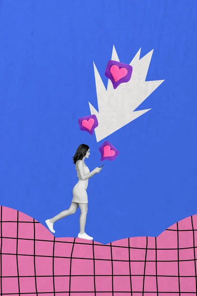 Коллаж Иллюстрация Миниатюрная Девушка Подходит Ходить Использовать Телефон Известный Блоггер — стоковое фото