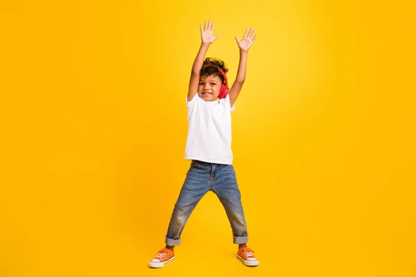 Beyaz Tişörtlü Havalı Bir Çocuğun Uzun Boylu Fotoğrafı Şarkıların Tadını — Stok fotoğraf