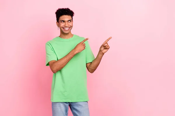 Foto Van Dromerige Bedachtzame Man Gekleed Groen Shirt Kijken Tonen — Stockfoto