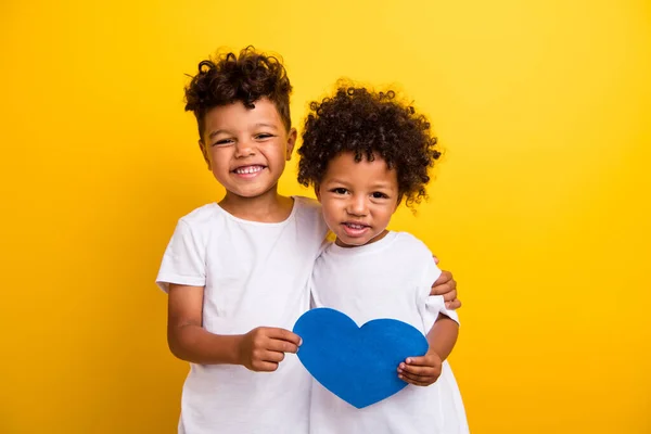 Foto Due Dolci Bambini Positivi Denti Sorriso Coccole Braccia Tenere — Foto Stock