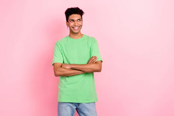 Foto Hombre Ensueño Reflexivo Vestido Verde Brazos Camiseta Plegado Buscando — Foto de Stock