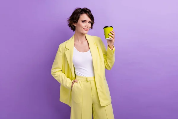 Фото Очаровательной Женщины Одетой Желтую Куртку Наслаждающейся Кофе Изолированный Фиолетовый — стоковое фото