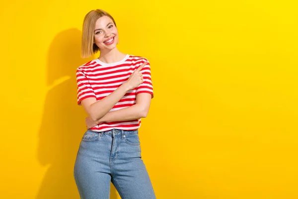 노란색 배경에 공간을 나타내는 스타일 티셔츠와 분위기의 귀여운 소녀의 초상화 — 스톡 사진