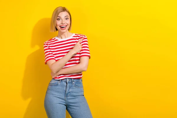 노란색 배경에 공간을 나타내는 스타일 티셔츠와 소녀의 초상화 — 스톡 사진