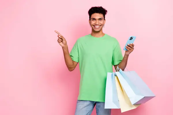 Foto Von Gutaussehenden Kerl Gekleidet Grünes Shirt Halten Einkaufstaschen Telefon — Stockfoto