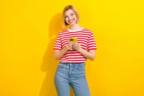 화려한 사랑스러운 소녀의 사진은 활기찬 노란색 배경에 아이폰 삼성을 — 스톡 사진