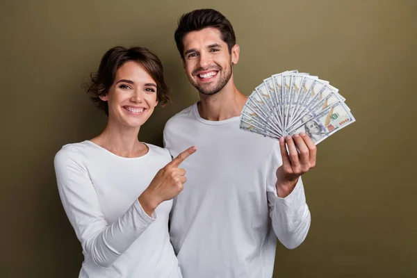 Photo Charming Positive Wife Husband Dressed White Shirts Pointing Cash — Stock Photo, Image