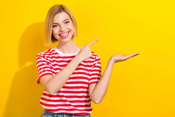 Retrato Menina Otimista Usar Elegante Shirt Direcionando Palma Mão Apresentando — Fotografia de Stock