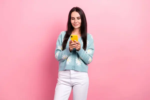 Photo Pretty Shiny Woman Dressed Blue Cardigan Texting Modern Device — Stock Photo, Image