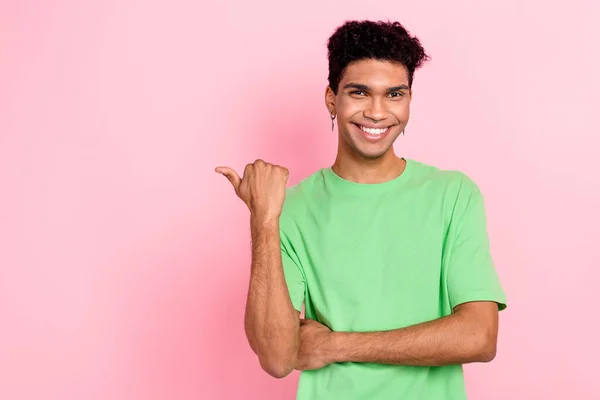 Photo Cheerful Positive Guy Wear Green Shirt Pointing Thumb Empty — Stock Photo, Image