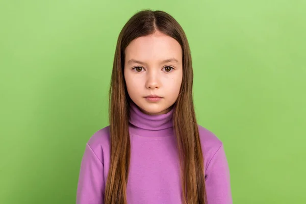 Φωτογραφία Από Σοβαρή Επιμελής Μικρό Κορίτσι Ίσια Μαλλιά Φορούν Μωβ — Φωτογραφία Αρχείου
