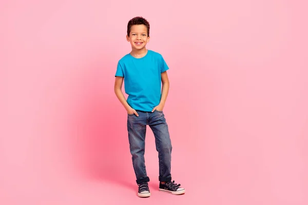 Foto Longitud Completa Niño Alegre Positivo Usar Camiseta Azul Sonriente —  Fotos de Stock