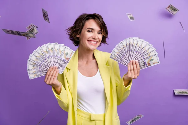 Foto Von Attraktiven Lächelnden Erfolg Geschäftsfrau Hält Banknoten Nicht Zählen — Stockfoto