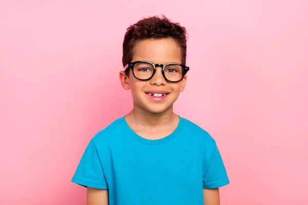 Foto Retrato Encantadores Pequenos Óculos Menino Inteligente Aprender Aula Aula — Fotografia de Stock