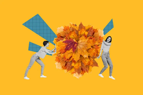 2つの黒い白い効果のコラージュ画像 興奮する陽気な少女はオレンジ色の背景で隔離された大きいコレクションの落ちた地図の葉をプッシュします — ストック写真