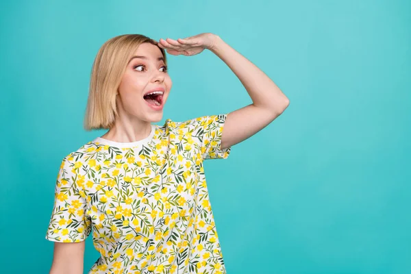 Photo Ecstatic Woman Bob Hairstyle Dressed Shirt Look Empty Space — Stock Photo, Image