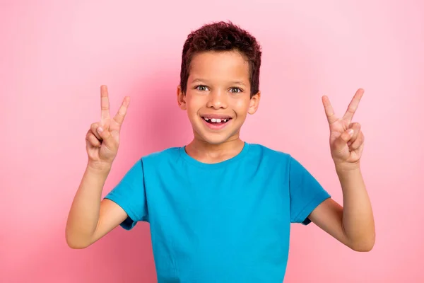 Fotoporträt Von Charmanten Kleinen Jungen Aufgeregt Hallo Zeigt Aufgeregt Zeichen — Stockfoto