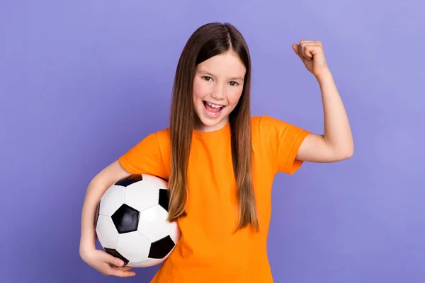 ロングヘアドレスのポジティブな女子高生の肖像画 スタイリッシュなTシャツホールボールウィンフットボールマッチ バイオレットカラーの背景で隔離 — ストック写真