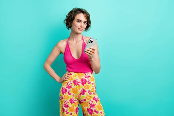 Fotografie Nádherné Rozkošné Blogger Nosit Růžové Stylové Oblečení Používat Moderní — Stock fotografie