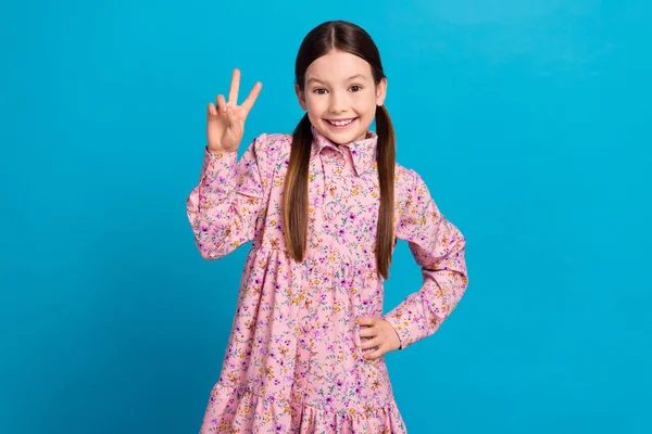 Foto Otimista Engraçado Criança Pequena Estudante Elegante Vestido Impressão Show — Fotografia de Stock