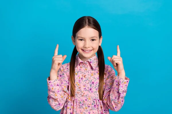 Φωτογραφία Πορτρέτο Του Χαριτωμένο Μικρό Κορίτσι Δάχτυλο Δείχνουν Προς Πάνω — Φωτογραφία Αρχείου