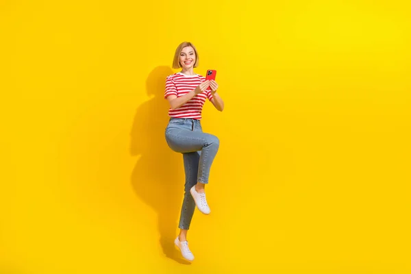 Portret Bardzo Podekscytowany Pani Skoki Używać Smartfona Puste Miejsce Żółtym — Zdjęcie stockowe
