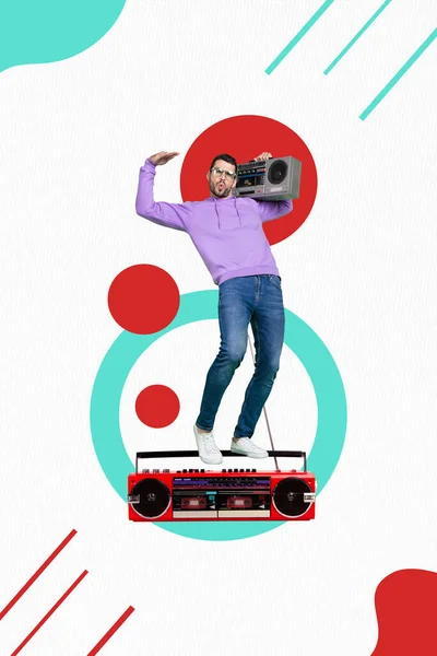 ヒップスタークールな男の垂直写真ポスターコラージュアートワークを楽しむブームボックスレコーダーダンサーレトロパーティーDjを描画スタイルの背景に隔離 — ストック写真