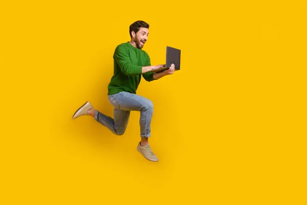 年轻疯狂的企业员工网络开发人员的全身照片 专业程序员在黄色背景下独立运行跳跳 — 图库照片