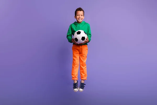 ファンキーなポジティブな少年生徒の写真は スタイリッシュな服を着て 紫色の背景で隔離されたボールウィン最終リーグチャンピオンシップを保持します — ストック写真