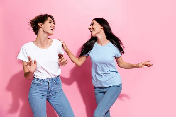 Photo Two Careless Girls Dancing Party Have Fun Positive Good — Stock Photo, Image