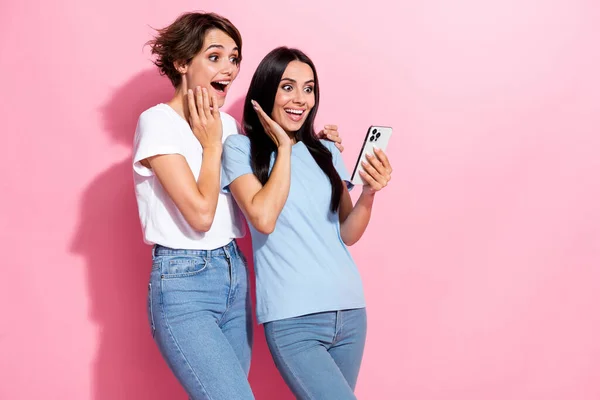 Photo Two Best Friends Young Women Hands Cheeks Watching Phone — Stock Photo, Image