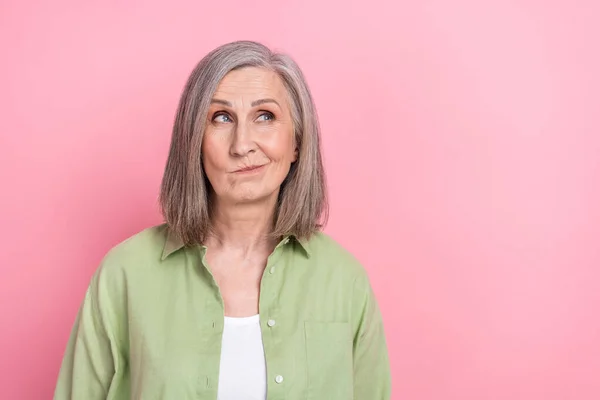 美しい面白いビジネス女性の写真引退カーキシャツは ピンク色の背景に隔離された新しい従業員について深刻なアイデアの疑問を見ます — ストック写真