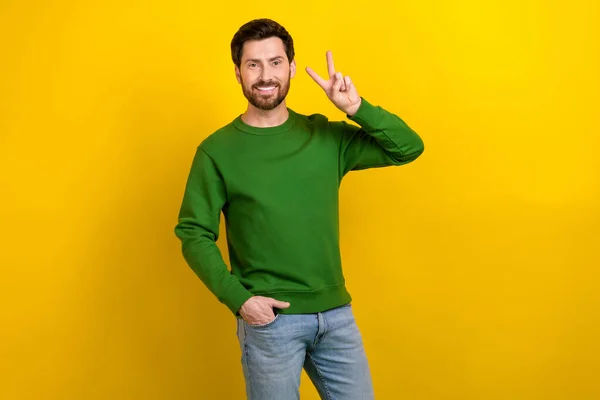友好的な若者の写真 印平和的なウェア緑のセーター こんにちは黄色の背景で隔離された私達の会社 — ストック写真